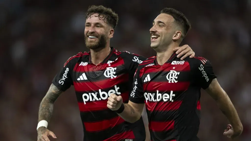 Léo Pereira e Ortiz comemorando em partida do Campeonato Carioca 2025/ Foto: Jorge Rodrigues/AGIF
