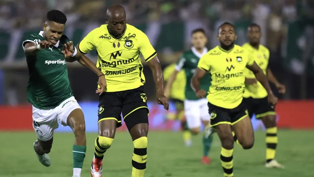 Estêvão, jogador do Palmeiras, durante partida contra o Sao Bernardo no estadio Primeiro de Maio pelo campeonato Paulista 2025. Foto: Marcello Zambrana/AGIF