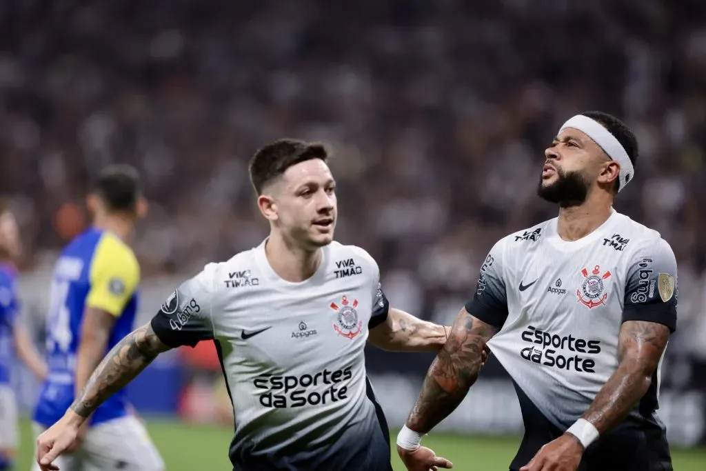 Garro e Memphis durante jogo da Libertadores. Foto: Marcello Zambrana/AGIF