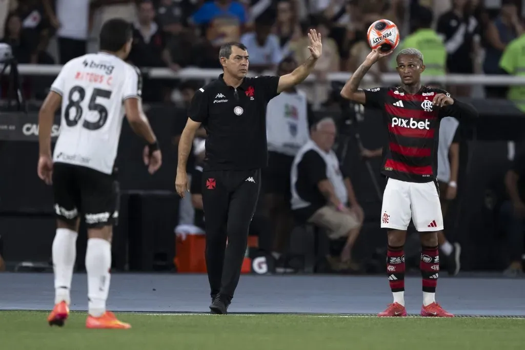 RJ – RIO DE JANEIRO – 01/03/2025 – CARIOCA 2025, VASCO X FLAMENGO – Fabio Carille tecnico do Vasco durante partida contra o Flamengo no estadio Engenhao pelo campeonato Carioca 2025. Foto: Jorge Rodrigues/AGIF