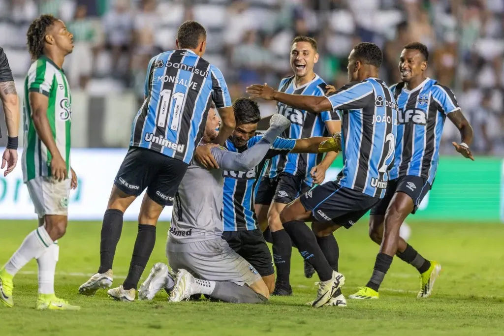 JUVENTUDE X GREMIO – Jogadores do Grêmio comemoram vitória – Foto: Liamara Polli/AGIF