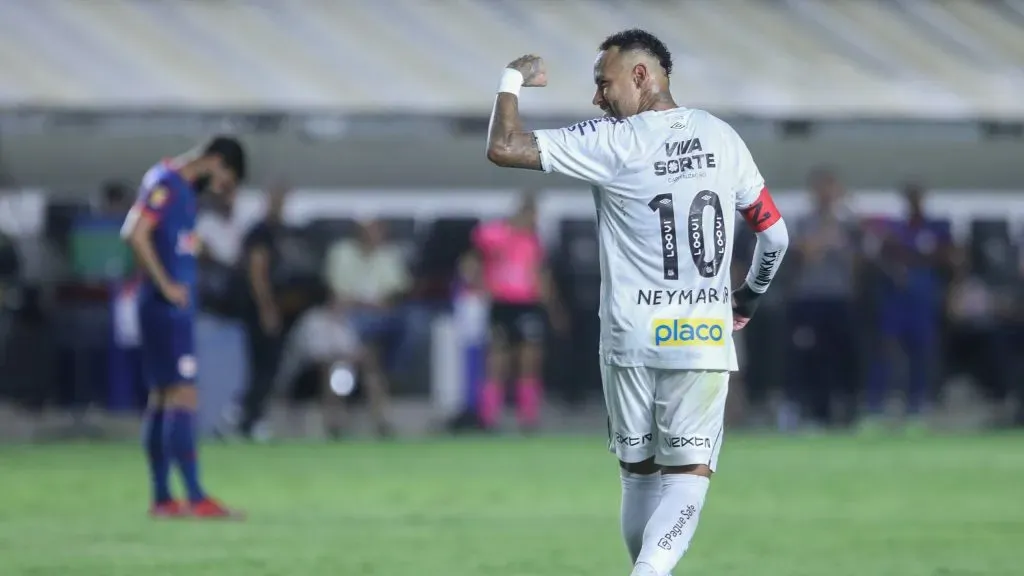 Neymar, jogador do Santos durante partida contra o Bragantino no estadio Vila Belmiro pelo campeonato Paulista 2025. Foto: Reinaldo Campos/AGIF
