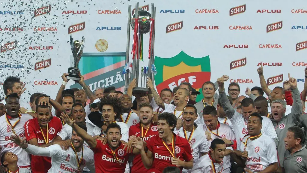 Jogadores do Internacional erguem a taça de campeão do Campeonato Gaúcho de 2015. Foto: Gustavo Granata/AGIF.