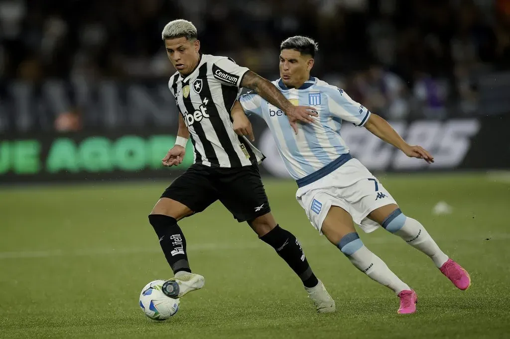 RJ – RIO DE JANEIRO – 27/02/2025 – RECOPA SUL-AMERICANA 2025, BOTAFOGO X RACING – Matheus Martins jogador do Botafogo disputa lance com Salas jogador do Racing durante partida no estadio Engenhao pelo campeonato Recopa Sul-americana 2025. Foto: Alexandre Loureiro/AGIF
