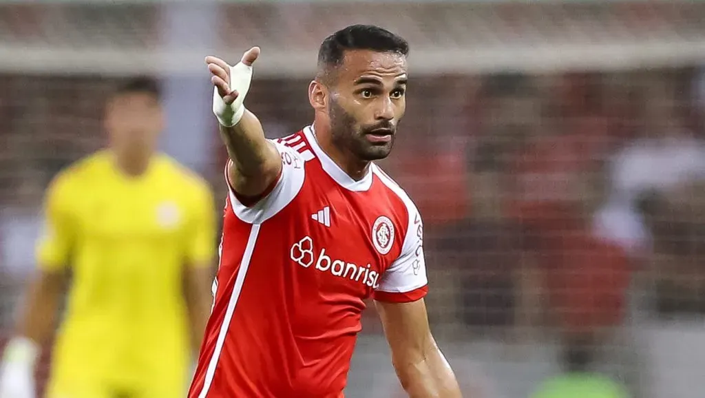 Volante continua no Internacional. Photo by Pedro H. Tesch/Getty Images