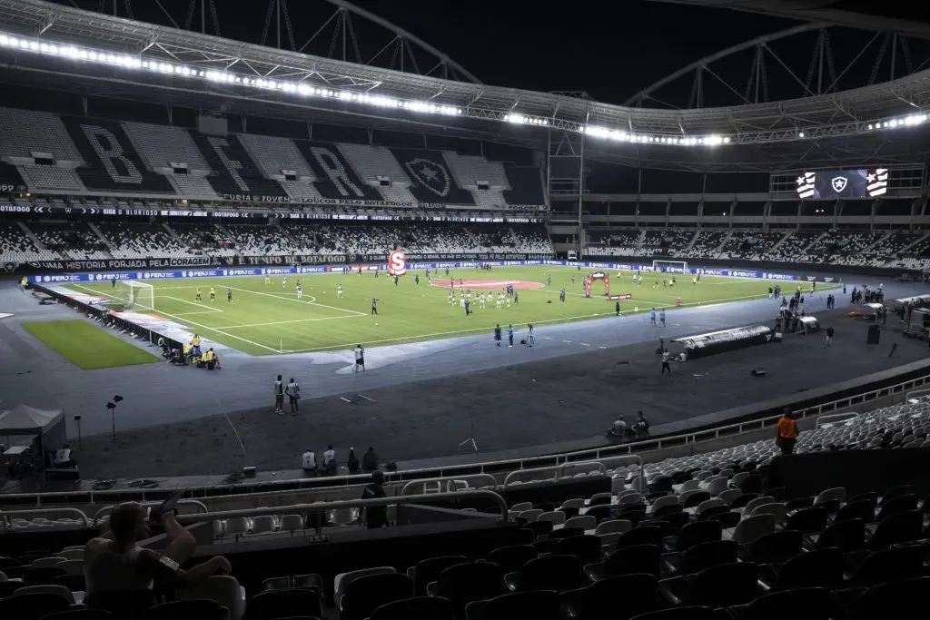 Estádio Nilton Santos utiliza o gramado sintético desde 2023. Foto: Jorge Rodrigues/AGIF