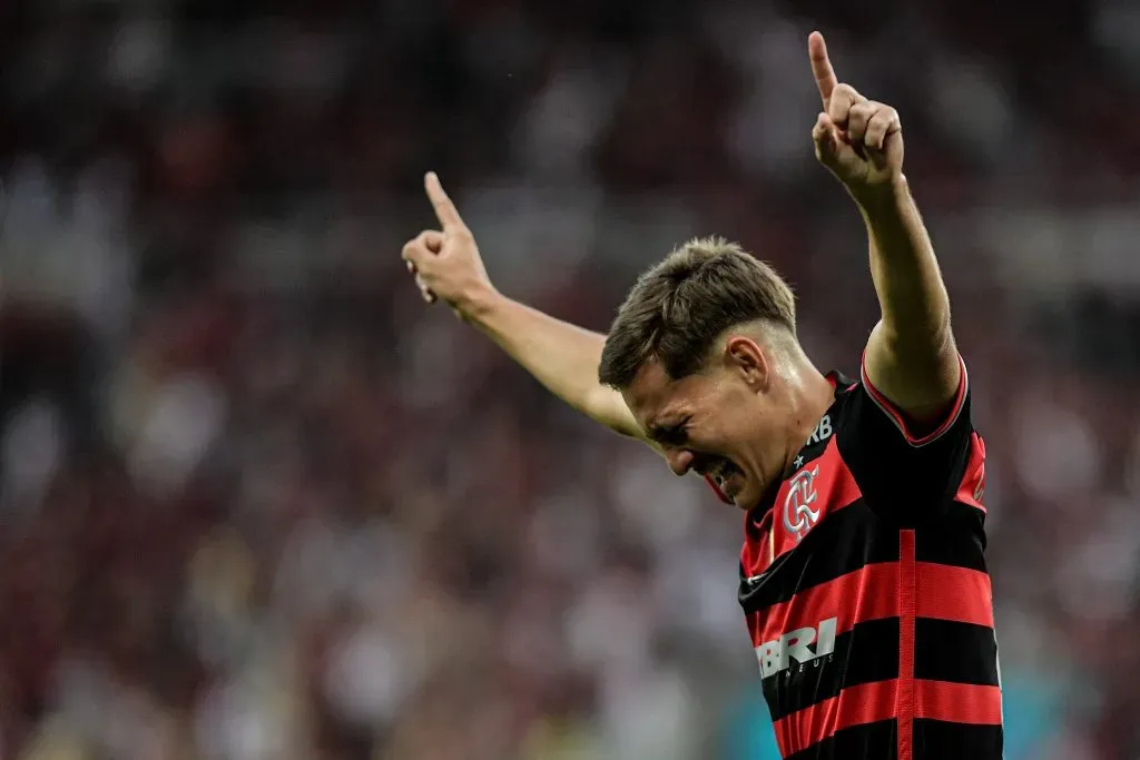 RJ – RIO DE JANEIRO – 24/08/2024 – FINAL MUNDIAL SUB20, FLAMENGO X OLIMPYACOS – Caio Garcia jogador do Flamengo comemora seu gol durante partida contra o Olimpyacos no estadio Maracana pelo campeonato Mundial Sub20. Foto: Thiago Ribeiro/AGIF