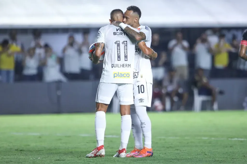 No primeiro gol de Neymar em retorno ao Santos, Guilherme entregou a bola para o craque cobrar o pênalti contra o Água Santa. Foto: Reinaldo Campos/AGIF