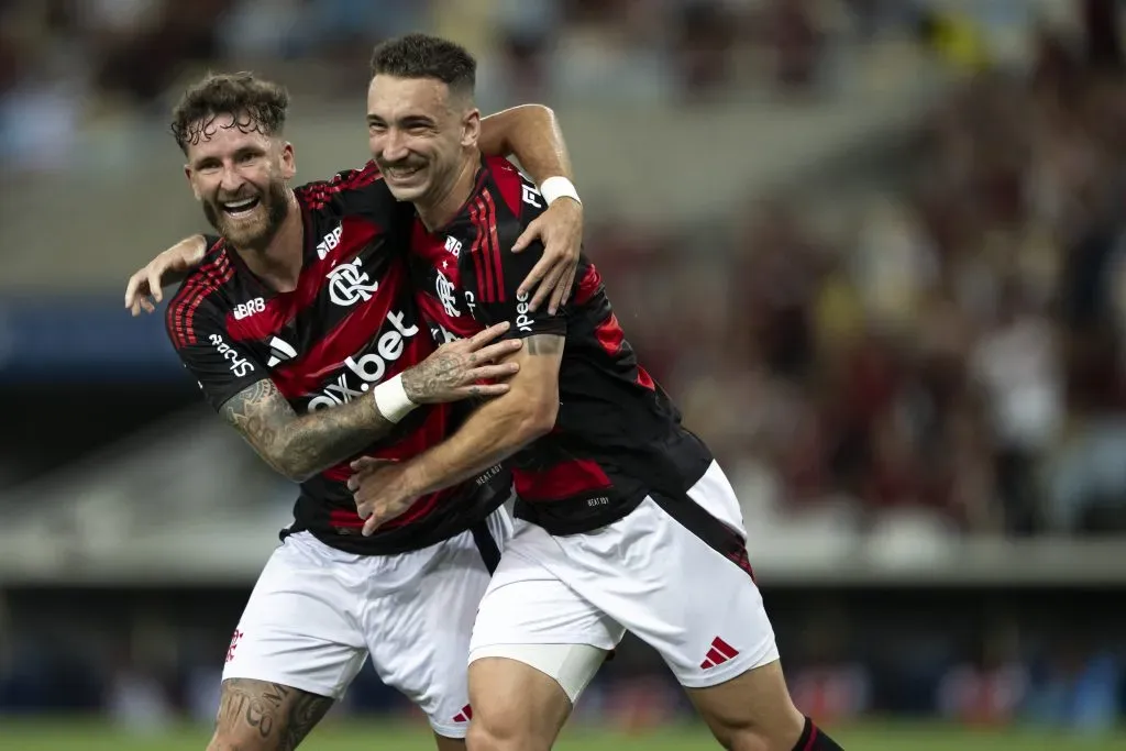 – Leo Ortiz jogador do Flamengo comemora seu gol com Leo Pereira – Foto: Jorge Rodrigues/AGIF