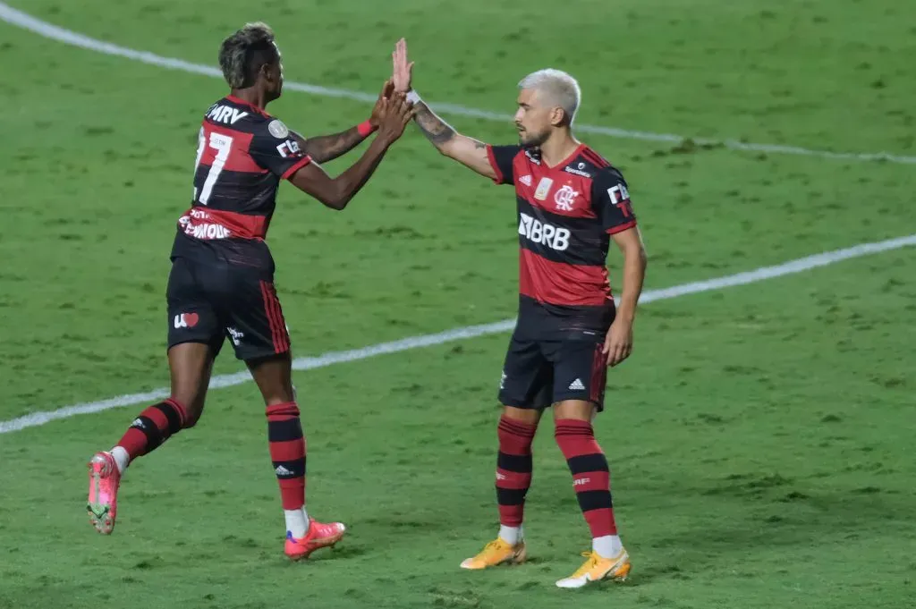 SP – Sao Paulo – 25/02/2021 – BRASILEIRO A 2020, SAO PAULO X FLAMENGO -Bruno Henrique jogador do Flamengo comemora seu gol com De Arrascaeta jogador da sua equipe durante partida contra o Sao Paulo no estadio Morumbi pelo campeonato Brasileiro A 2020. Foto: Marcello Zambrana/AGIF
