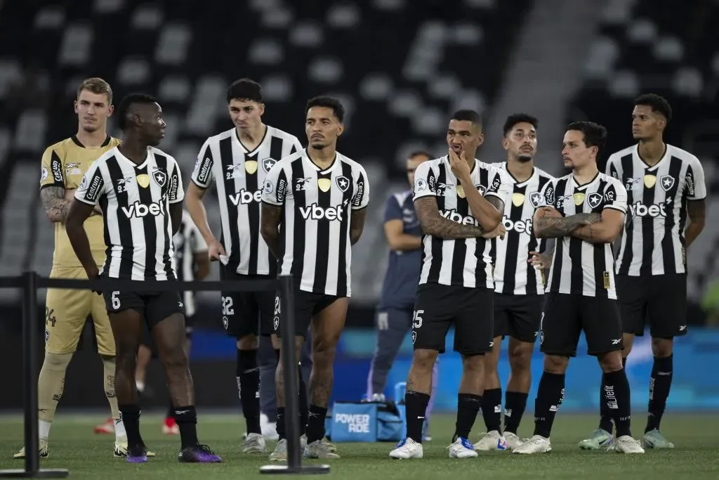 Jogadores do Botafogo após partida contra o Racing pela Recopa Sul-americana 2025. Foto: Jorge Rodrigues/AGIF