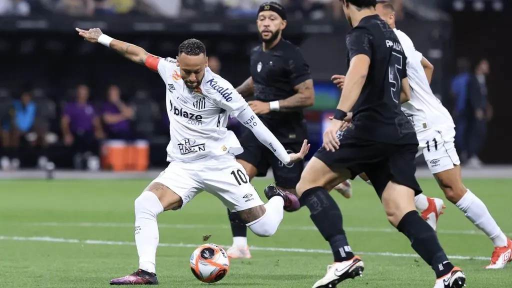 Neymar Jr. jogador do Santos durante partida contra o Corinthians no estádio Arena Corinthians pelo campeonato Paulista 2025. Foto: Marcello Zambrana/AGIF