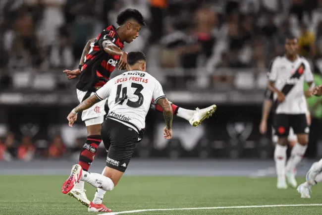 Bruno Henrique manda chute de fora da área para fazer 1 a 0 para o Flamengo contra o Vasco no Nilton Santos – Foto: Paula Reis/CRF