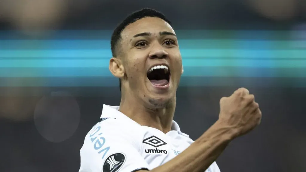 Gustavo Nunes jogador do Gremio comemora seu gol durante partida contra o Fluminense no estadio Maracana pelo campeonato Copa Libertadores 2024. Foto: Jorge Rodrigues/AGIF