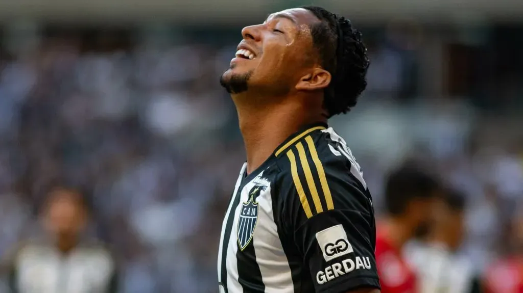 Rony não esconde empolgação após acerto com o galo – Foto: Fernando Moreno/AGIF