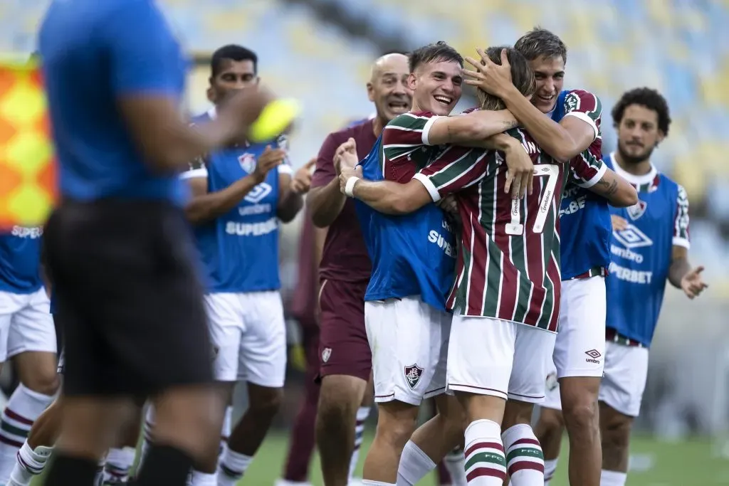 RJ – RIO DE JANEIRO – 02/03/2025 – CARIOCA 2025, FLUMINENSE X VOLTA REDONDA – Canobbio jogador do Fluminense comemora seu gol com jogadores do seu time durante partida contra o Volta Redonda no estadio Maracana pelo campeonato Carioca 2025. Foto: Jorge Rodrigues/AGIF
