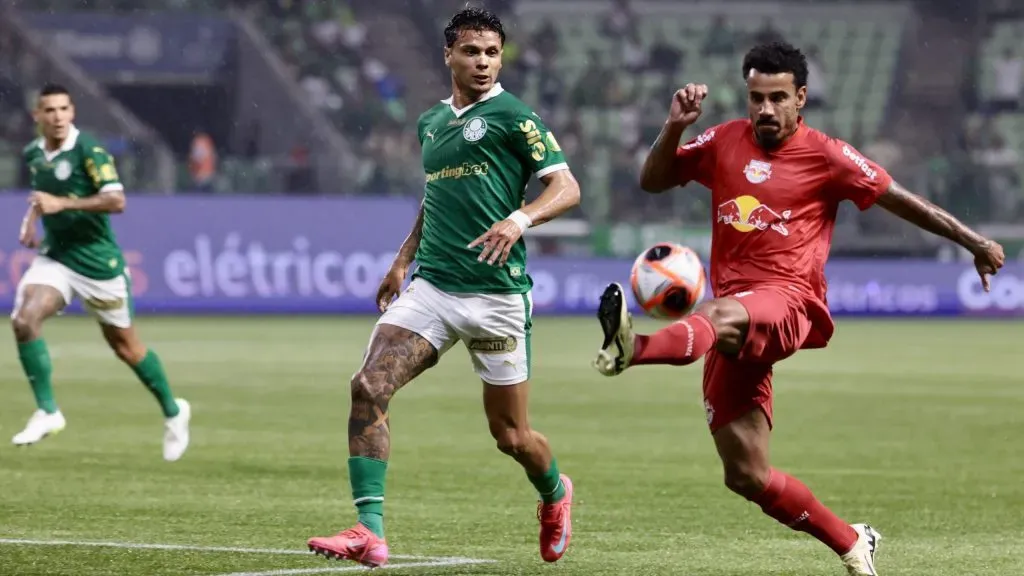 Richard Ríos jogador do Palmeiras disputa lance com Lucas Evangelista jogador do Bragantino durante partida no estádio Arena Allianz Parque pelo campeonato Paulista 2025. Foto: Marcello Zambrana/AGIF