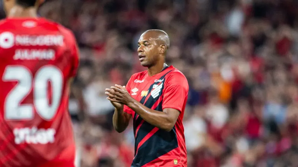 PR – CURITIBA – 26/10/2024 – BRASILEIRO A 2024, ATHLETICO-PR X CRUZEIRO – Fernandinho jogador do Athletico-PR durante partida contra o Cruzeiro no estadio Arena da Baixada pelo campeonato Brasileiro A 2024. Foto: Luis Garcia/AGIF