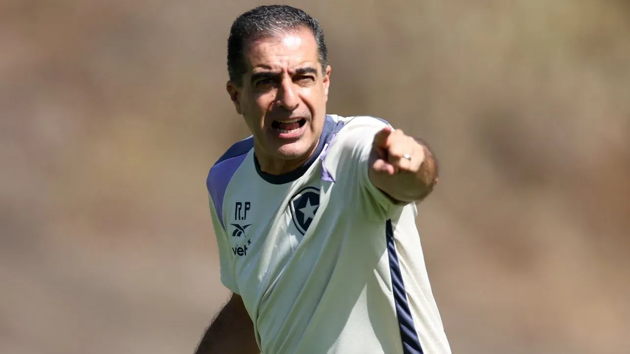 Renato Paiva em treinamento pelo Botafogo. Foto: Vítor Silva/BFR