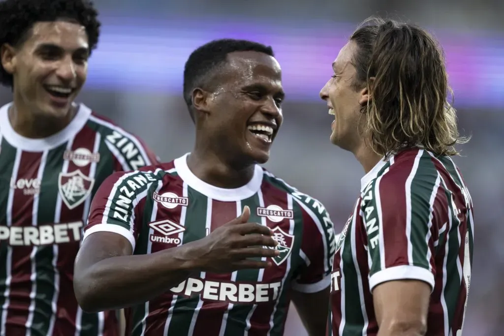 Canobbio jogador do Fluminense comemora seu gol com Jhon Arias jogador da sua equipe durante partida contra o Volta Redonda no estádio Maracanã pelo campeonato Carioca 2025. Foto: Jorge Rodrigues/AGIF