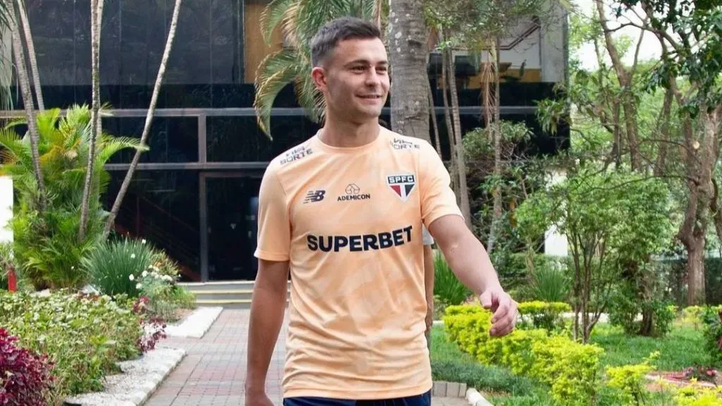 Volante argentino teve pouquíssimas chances no Tricolor (Foto: Divulgação/SPFC)