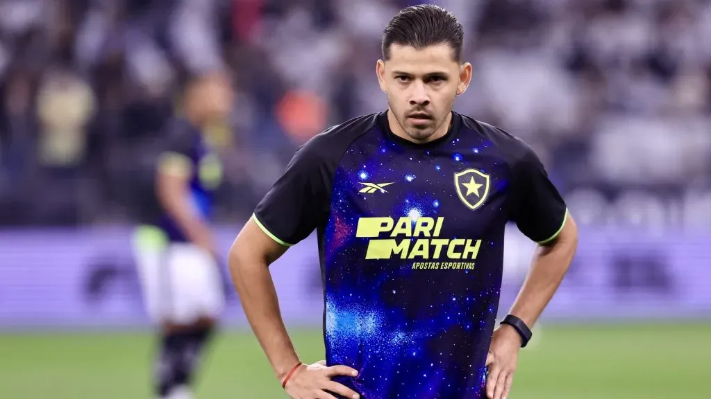 Oscar Romero jogador do Botafogo durante aquecimento antes da partida contra o Corinthians no estadio Arena Corinthians pelo campeonato Brasileiro A 2024. Foto: Marcello Zambrana/AGIF
