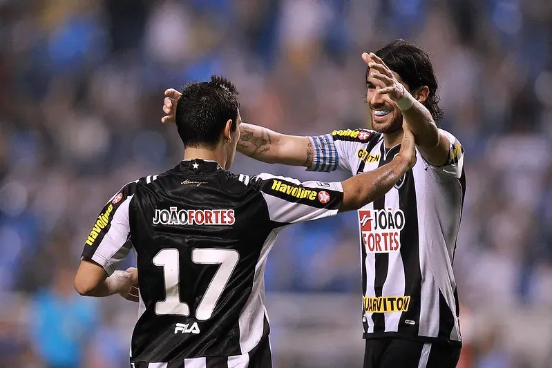 Herrera e Loco Abreu formaram uma dupla de sucesso no Botafogo. Foto: Satiro Sodré/AGIF