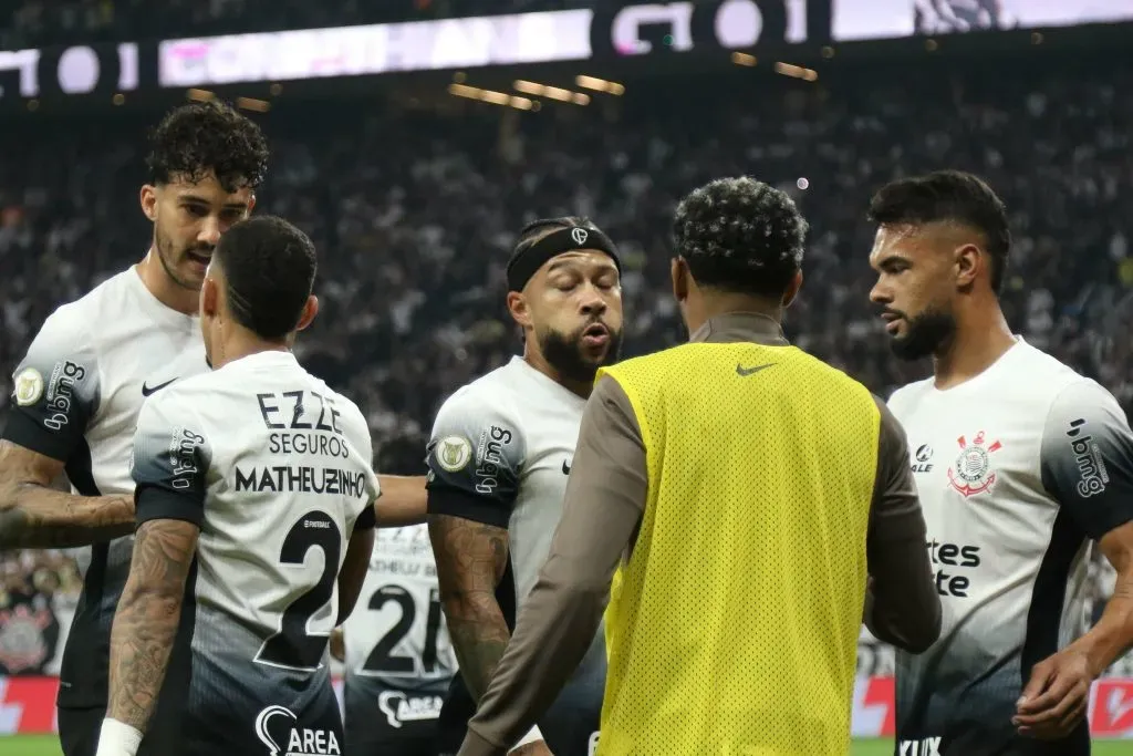 SP – SAO PAULO – 03/12/2024 – BRASILEIRO A 2024, CORINTHIANS X BAHIA – Memphis Depay jogador do Corinthians comemora seu gol com jogador da sua equipe durante partida contra o Bahia no estadio Arena Corinthians pelo campeonato Brasileiro A 2024. Foto: Joisel Amaral/AGIF