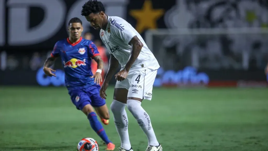 Gil jogador do Santos durante partida contra o Bragantino no estádio Vila Belmiro pelo campeonato Paulista 2025. Foto: Reinaldo Campos/AGIF