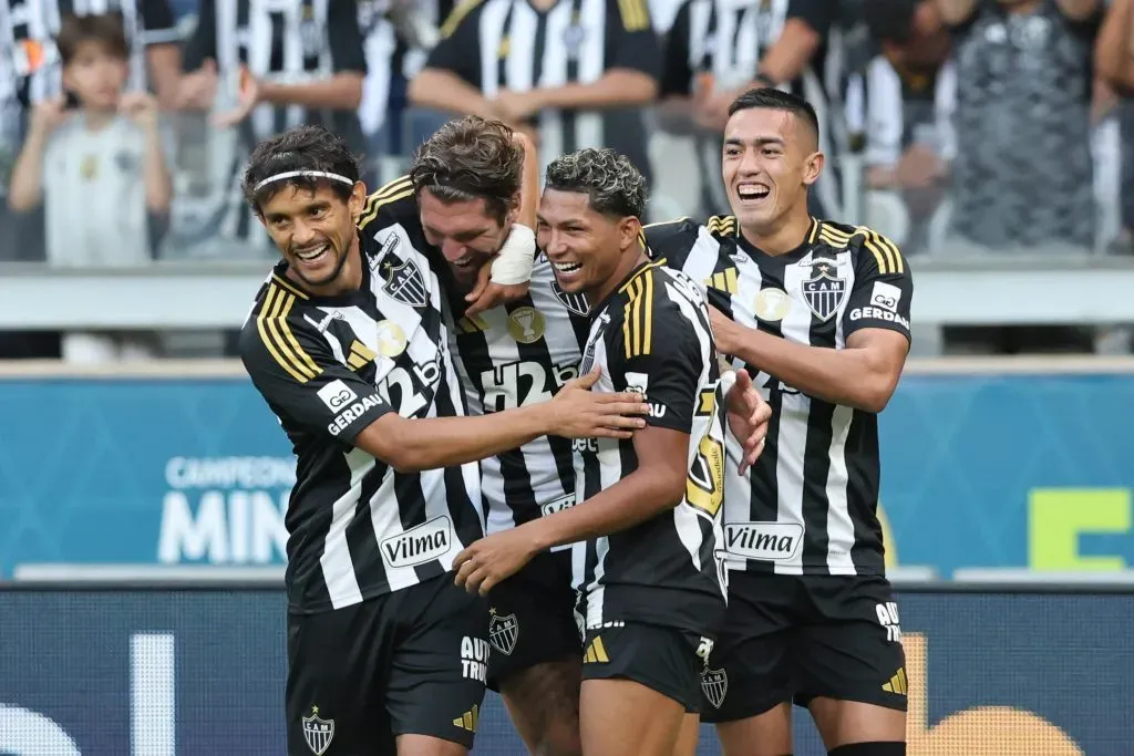 Elenco comemorando os gols de ontem (8). Foto: Gilson Lobo/AGIF