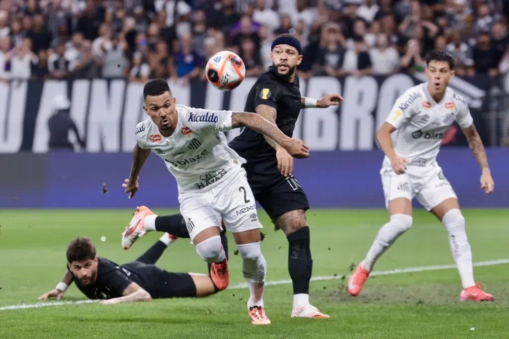 Com Depay de titular, o Corinthians venceu o Santos pela semifinal do Paulistão. Foto: Marcello Zambrana/AGIF