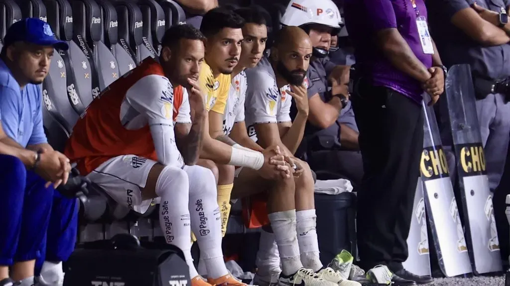 Neymar no banco de reservas. Foto: Marcello Zambrana/AGIF