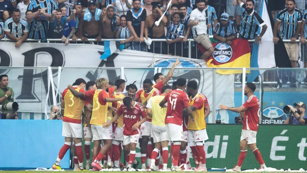 Bernabei jogador do Internacional comemora seu gol com jogadores do seu time durante partida contra o Grêmio no estádio Arena do Grêmio pelo campeonato Gaúcho 2025. Foto: Liamara Polli/AGIF