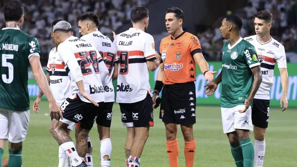O árbitro Flavio Rodrigues de Souza durante partida entre Palmeiras e São Paulo no estádio Arena Allianz Parque pelo campeonato Paulista 2025. Foto: Marcello Zambrana/AGIF