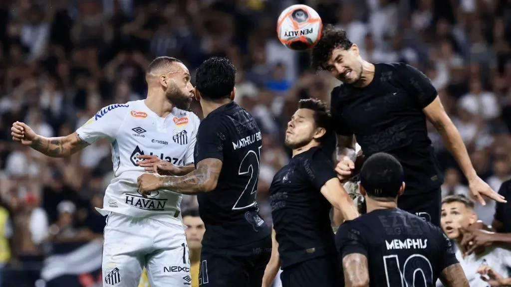 jogador do Corinthians disputa lance com jogador do Santos durante partida no estádio Arena Corinthians pelo campeonato Paulista 2025. Foto: Marcello Zambrana/AGIF