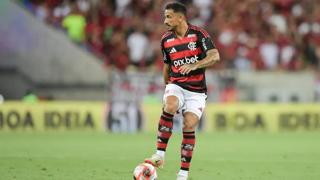 Danilo durante partida. Foto: Thiago Ribeiro/AGIF