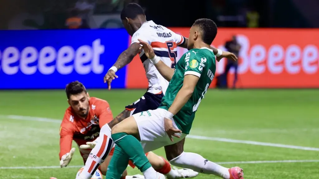 Lance gerou polêmica na partida - Foto: Marcello Zambrana/AGIF