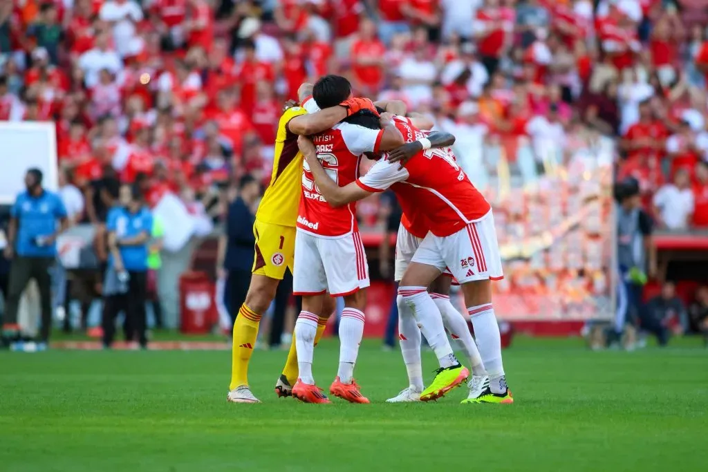Bernabei jogador do Internacional comemora seu gol com jogadores do seu time – Foto: Luis Felipe Amorin/AGIF