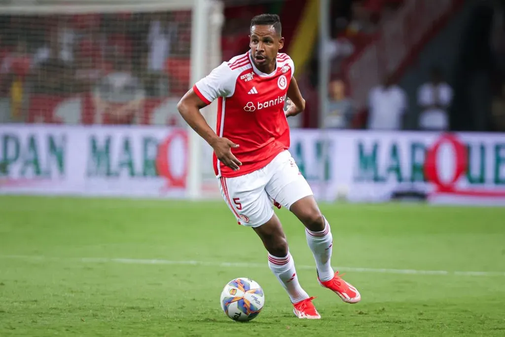 Fernando em campo com a camisa do Internacional. Foto: Maxi Franzoi/AGIF.