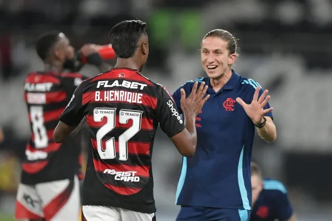 Bruno Henrique jogador do Flamengo comemora seu gol com Filipe Luís – Foto: Thiago Ribeiro/AGIF