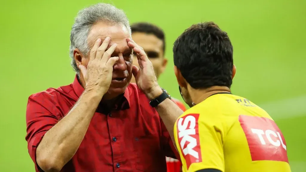 Abel Braga discutindo com a arbitragem em Corinthians x Internacional pelo Campeonato Brasileiro de 2020. Foto: Pedro H. Tesch/AGIF