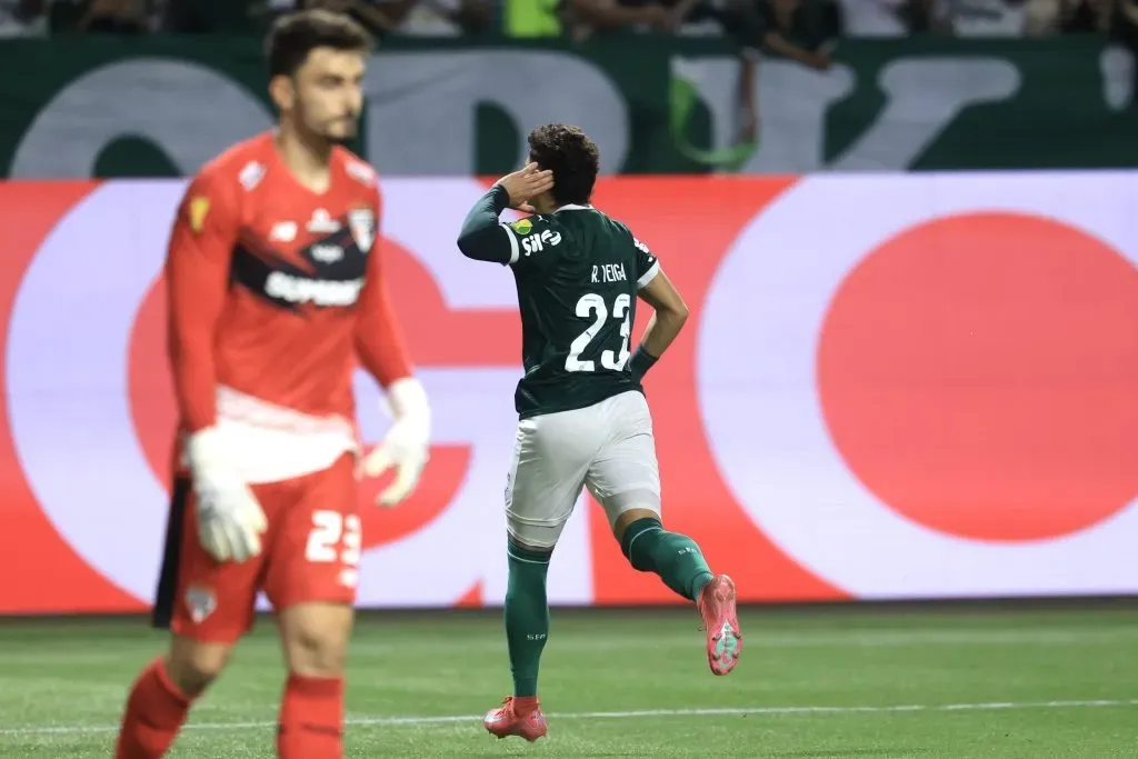 SP – SAO PAULO – 10/03/2025 – PAULISTA 2025, PALMEIRAS X SAO PAULO – Raphael Veiga jogador do Palmeiras comemora seu gol durante partida contra o Sao Paulo no estadio Arena Allianz Parque pelo campeonato Paulista 2025. Foto: Marcello Zambrana/AGIF