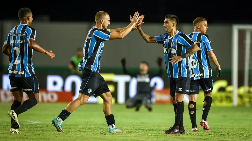 Atletas do Grêmio celebram gol diante do São Raimundo, pela Copa do Brasil. Foto: Lucas Uebel/Grêmio.