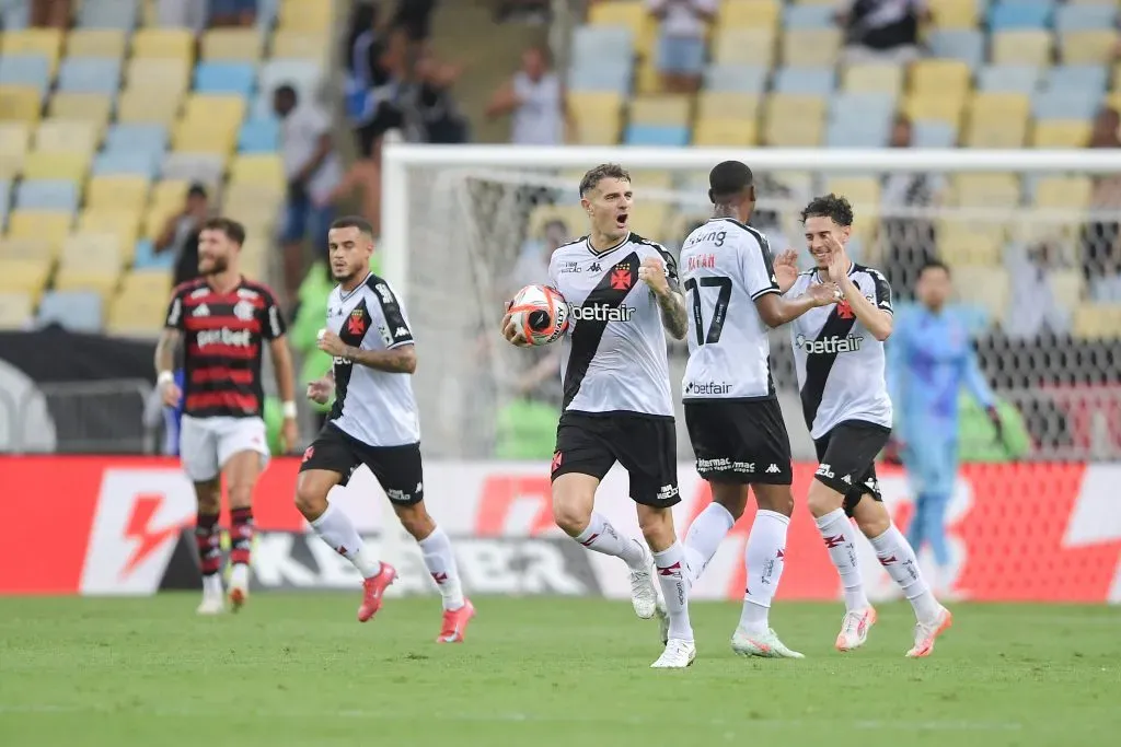 Vegetti jogador do Vasco comemora seu gol durante partida contra o Flamengo – Foto: Thiago Ribeiro/AGIF
