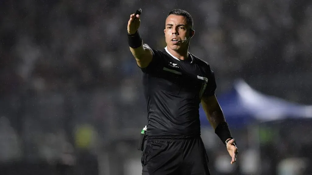 Yuri Elino Ferreira da Cruz detalhou confusão em súmula e irritou o Fluminense. Foto: Thiago Ribeiro/AGIF