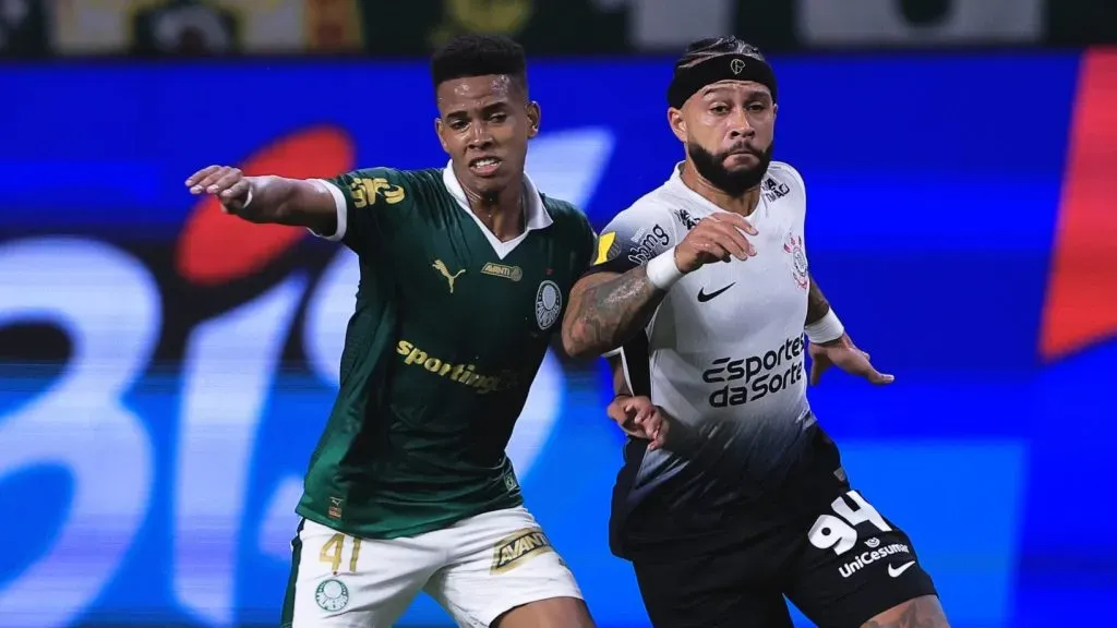 Estevão jogador do Palmeiras disputa lance com Memphis Depay jogador do Corinthians durante partida no estádio Arena Allianz Parque pelo campeonato Paulista 2025.