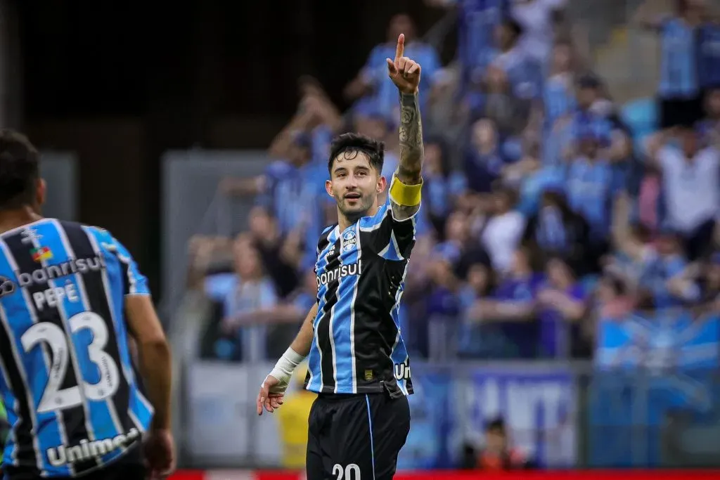 RS – PORTO ALEGRE – 26/10/2024 – BRASILEIRO A 2024, GREMIO X ATLETICO-GO – Villasanti jogador do Gremio comemora seu gol durante partida contra o Atletico-GO no estadio Arena do Gremio pelo campeonato Brasileiro A 2024. Foto: Maxi Franzoi/AGIF