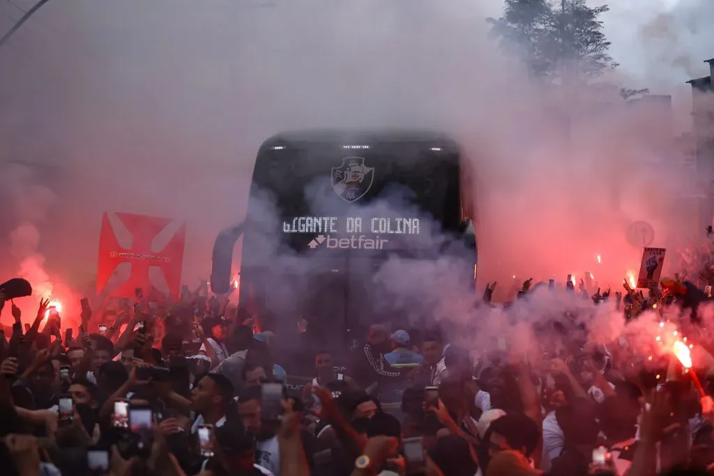 Torcida do Vasco recepciona elenco antes da semifinal da Copa do Brasil. Foto: Dikran Sahagian/Vasco.