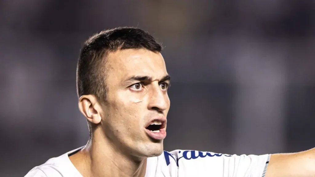 João Schmidt terminou o Campeonato Paulista como titular no meio de campo do Peixe – Foto: Abner Dourado/AGIF