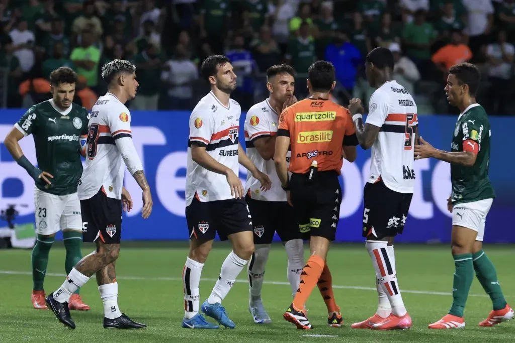 Jogadores do São Paulo reclamam com a arbitragem durante partida contra o Palmeiras – Foto: Marcello Zambrana/AGIF